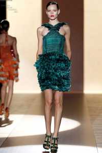 Gucci 2011 İlkbahar - Yaz Koleksiyonu - gucci tüylü zümrüt yeşili gece elbisesi modelleri