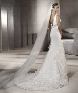 Pronovias-2012 Pronovias 2012 Gelinlik Modelleri - Derin v yaka sırt dekolteli gelinlik modeli