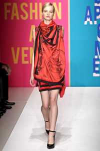 2011 DKNY İlkbahar - Yaz Koleksiyonu -- DKNY kırmızı saten elbise modeli