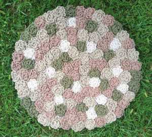 Çiçek motifli örgü paspas modeli