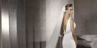 Pronovias 2012 Gelinlik Modelleri - Derin v yaka sırt dekolteli gelinlik modeli