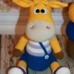 Amigurumi Örgü Oyuncak Modelleri – Amigurumi Mavi Tulumlu Sarı Zürafa Modeli Tarifi ( Anlatımlı ) Amigurumi örgü oyuncak mavi tulumlu sarı zürafa modeli tarifi anlatımlı