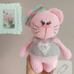 Amigurumi Örgü Oyuncak Modelleri – Amigurumi Tombiş Kedi Modeli Tarifi ( Anlatımlı ) Amigurumi örgü oyuncak tombik pembe kedicik modeli tarifi anlatımlı
