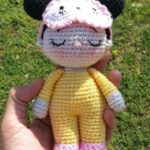 Amigurumi Örgü Oyuncak Modelleri – Amigurumi Örgü Göz Bantlı Uykucu Kız Modeli Tarifi ( Anlatımlı ) Amigurumi örgü uykucu kız modeli tarifi
