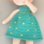 Amigurumi Örgü Oyuncak Modelleri – Amigurumi Dalgalı ve Topuz Saçlı Örgü Kız Bebek Modeli Tarifi ( Anlatımlı ) Amigurumi kahverengi topuz saç bebek modeli tarifi anlatımlı