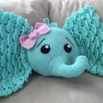 Dantel Kulaklı Turkuaz Renkli Amigurumi Süs Yastık Modeli Bebek odaları için örme süs yastık , örme perde , bebek odası halısı modelleri ,bebek yatağı bebek dolabı ve dekorasyon fikirleri