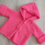 Kapşonlu Yumuşak İpli Örgü Bebek Hırkası Modeli Tarifi ( Açıklamalı ve Anlatımlı ) Yumaşak dokulu iple örülmüş kapşonlu örgü bebek hırkası modeli tarifi anlatımlı