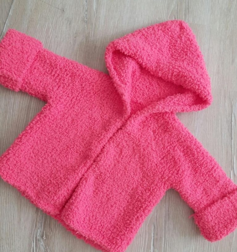 Yumaşak dokulu iple örülmüş kapşonlu örgü bebek hırkası modeli tarifi anlatımlı