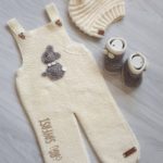 Bebekler İçin Örgü Bebek Tulumu Modeli Tarifi ( Anlatımlı ) Bebekler için düz ve haraşo örgü bebek tulumu modeli tarifi anlatımlı