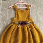 Kız Bebekler İçin Düz Örgü Küloş Etekli Örgü Bebek Elbisesi Modeli Tarifi ( Anlatımlı Açıklamalı ) Kız bebekler için balon etekli kiloş örgü sarı bebek elbisesi modeli tarifi açıklamalı