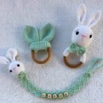 Amigurumi Örgü Oyuncak Modelleri – Amigurumi Papyonlu Örgü Tavşan Çıngırak Modeli Tarifi ( Anlatımlı ve Yapımı ) Bebekler için diş kaşıyıcı örgü oyuncak çıngırak modeli tarifi anlatımlı ve açıklamalı