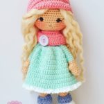 Amigurumi Örgü Oyuncak Modelleri – Amigurumi Örgü Bereli ve Tozluklu Minik Kız Modeli Tarifi ( Anlatımlı ) Amigurumi örgü oyuncak atkı ve bere li kız modeli tarifi anlatımlı