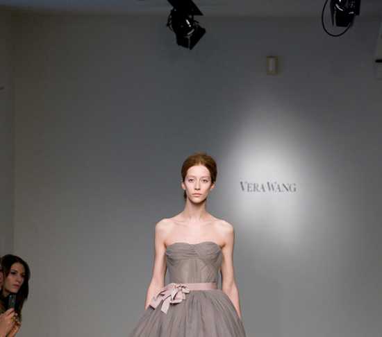 2012 Vera Wang ilkbahar - Yaz Gelinlik Ve Abiye Modelleri - Vera Wang gri kabarık abiye modeli