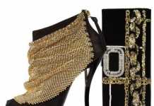 Altın detaylı ince topuklu bayan ayakkabısı modeli ve bayan çantası