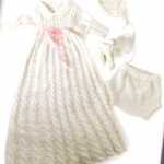Beyaz bebek elbisesi takımı (anlatımlı)