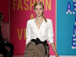 2011 DKNY İlkbahar - Yaz Koleksiyonu -- DKNY fırfırlı ve kemerli mini etek ve beyaz gömlek modeli