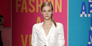 2011 DKNY İlkbahar - Yaz Koleksiyonu -- DKNY fırfırlı ve kemerli mini etek ve beyaz gömlek modeli