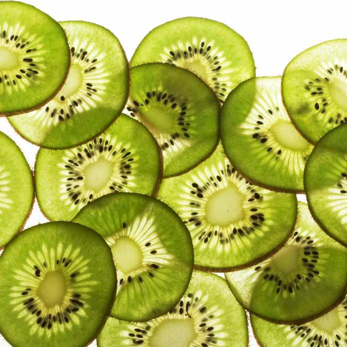 kivi Ebru Şallı ' nın Gözaltı Kırışıklıkları ve Gözaltı Morlukları İçin Kivi Kürü Tarifi