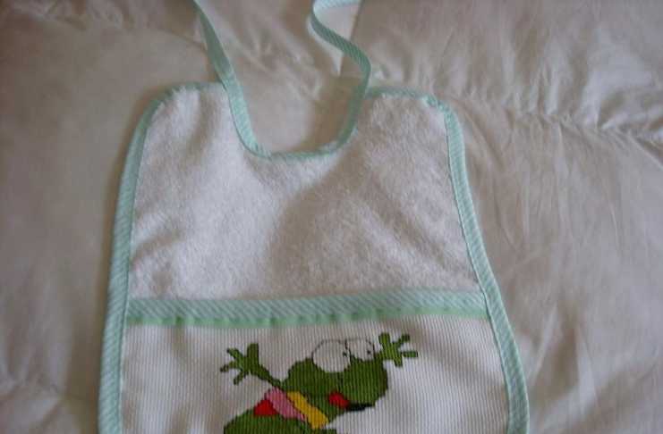 Kurbağa figürlü mama önlüğü modeli