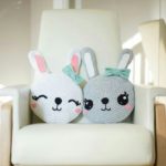 Amigurumi Örgü Oyuncak Modelleri – Çocuk Odaları İçin Dekoratif Tavşan Figürlü Örgü Yastık Modeli Tarifi ( Anlatımlı ) Amigurumi örgü dekoratif yastık modeli tarifi yapılışı anlatımlı